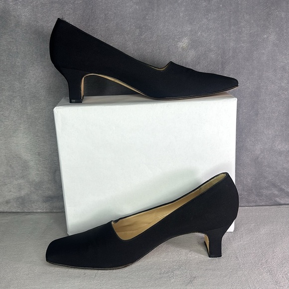 🔥🔥🔥Vera Wang Vintage Kitten Heels Size: 8.5🔥🔥🔥 - Picture 2 of 8